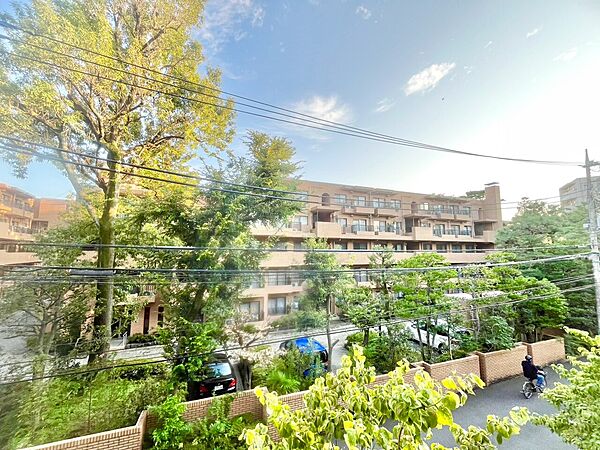 陽当たり・通風・開放感に恵まれた環境です。