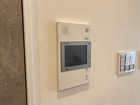 誰が来てもわかる様にモニター付きインターホンを設置。