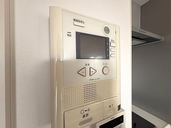 誰が来てもわかる様にモニター付きインターホンを設置。