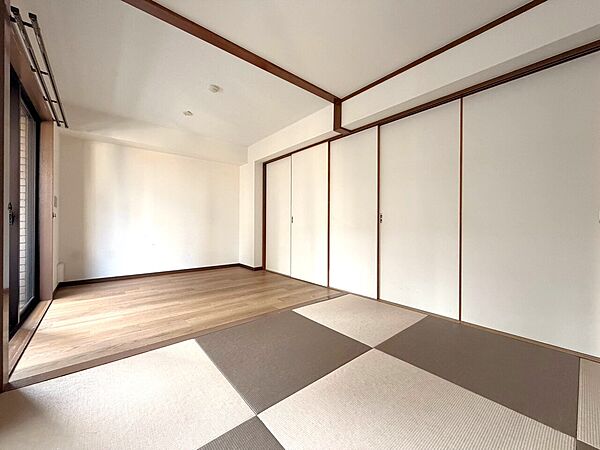 清かで艶やかな時間をもたらしてくれる室内です。