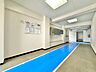 エントランス：綺麗に整備されており、行き届いた管理体制をうかがわせます。