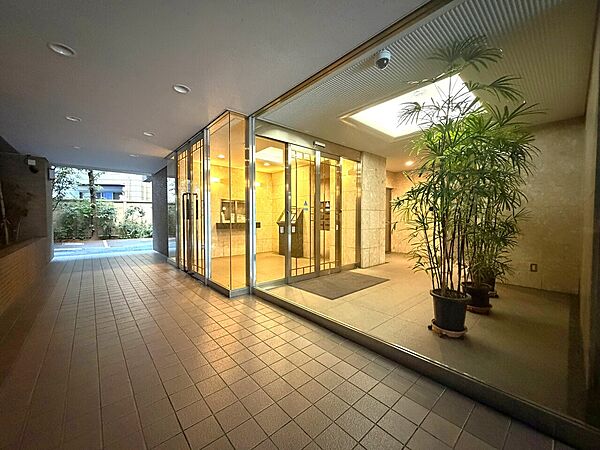 上質感漂う玄関アプローチです。