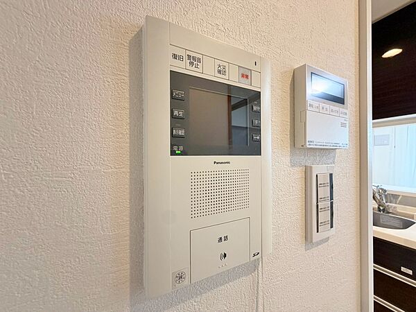 誰が来てもわかる様にモニター付きインターホンを設置。