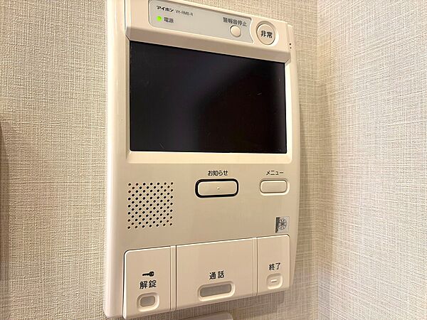 誰が来てもわかる様にモニター付きインターホンを設置。