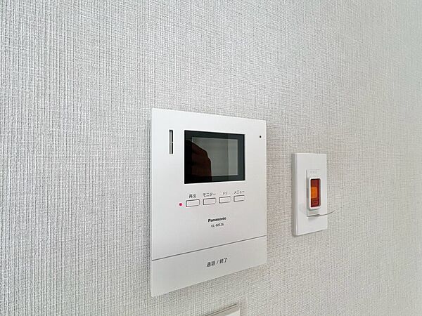 誰が来てもわかる様にモニター付きインターホンを設置。