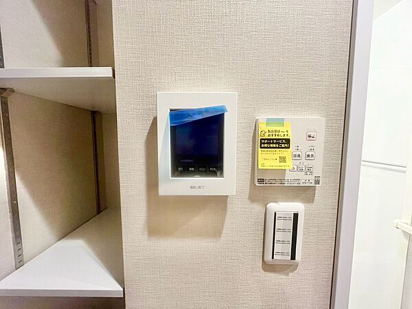 誰が来てもわかる様にモニター付きインターホンを設置。
