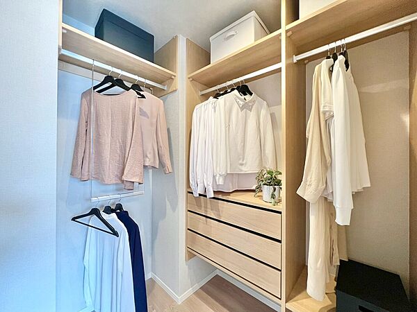 家電やスーツケース、ストック品など何でも片付く嬉しい空間です。