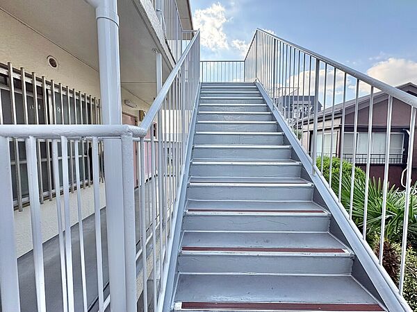 共用部の階段です。明るく清潔に管理されています。