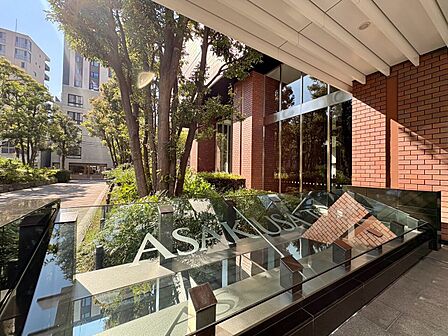 スタイリッシュなエンブレム。お洒落なマンションは入り口から。