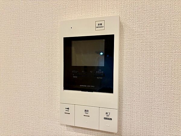 誰が来てもわかる様にモニター付きインターホンを設置。