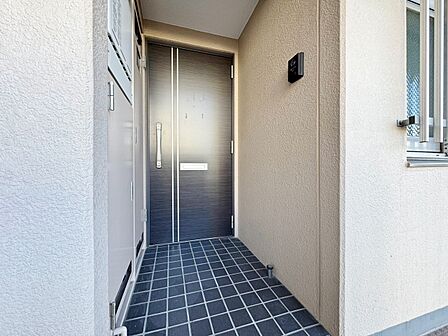 清潔感のある落ち着いた雰囲気の玄関です。