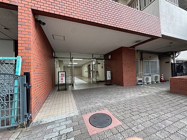 上質感漂う玄関アプローチです。