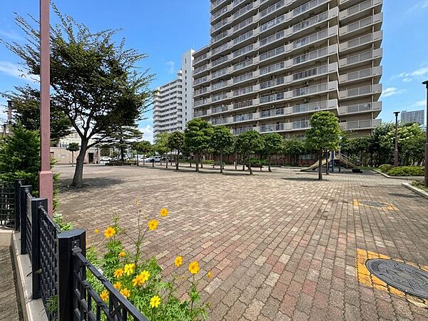マンションの敷地内には、中庭もございます。