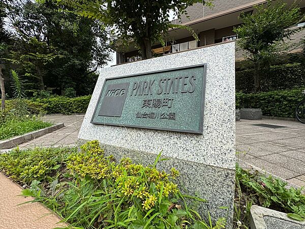 スタイリッシュなエンブレム。お洒落なマンションは入り口から。