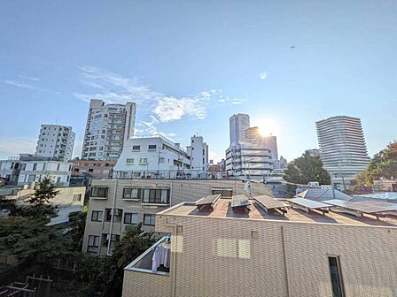 陽当たり・通風・開放感に恵まれた環境です。