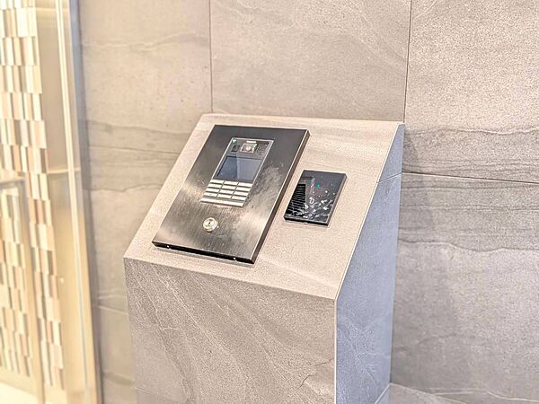 誰が来てもわかる様にモニター付きインターホンを設置。