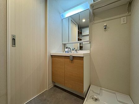 清潔感を感じられる洗面化粧台。