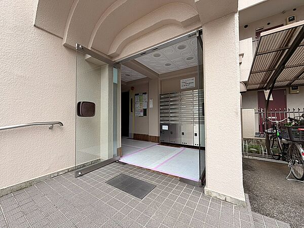 上質感漂う玄関アプローチです。