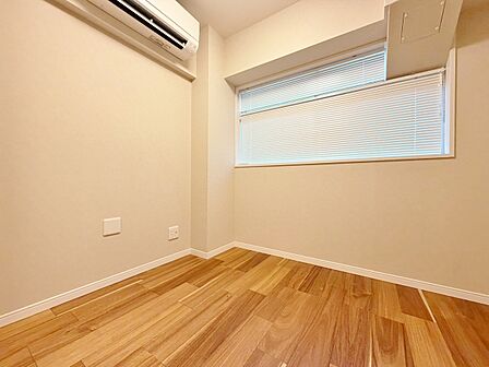 清かで艶やかな時間をもたらしてくれる室内です。