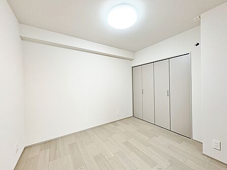 清かで艶やかな時間をもたらしてくれる室内です。