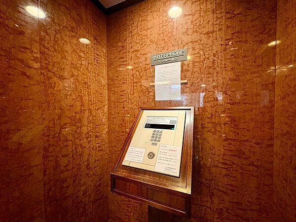 誰が来てもわかる様にモニター付きインターホンを設置。