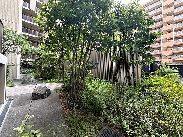 マンションの敷地内には、中庭もございます。