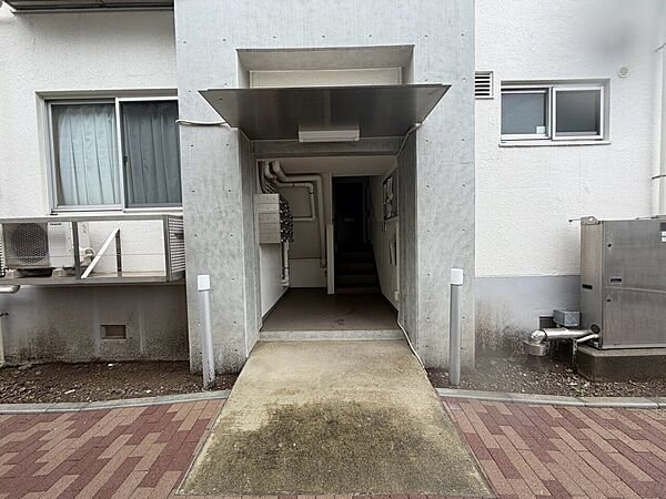 上質感漂う玄関アプローチです。