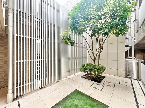 マンションの敷地内には、中庭もございます。