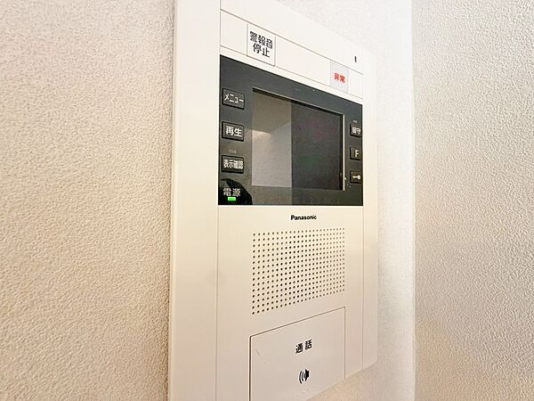 誰が来てもわかる様にモニター付きインターホンを設置。