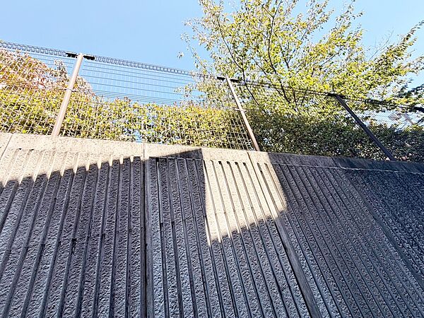 陽当たり・通風・開放感に恵まれた環境です。