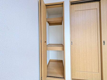 収納スペースが付いていて、お部屋を広く使っていただけます。