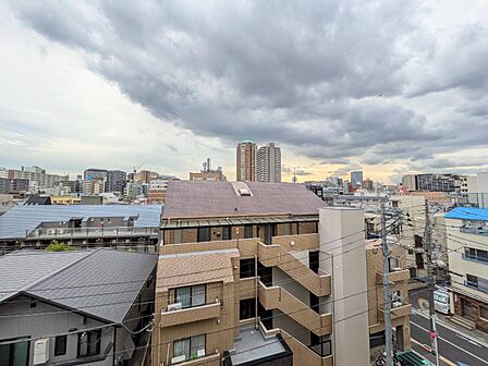 陽当たり・通風・開放感に恵まれた環境です。