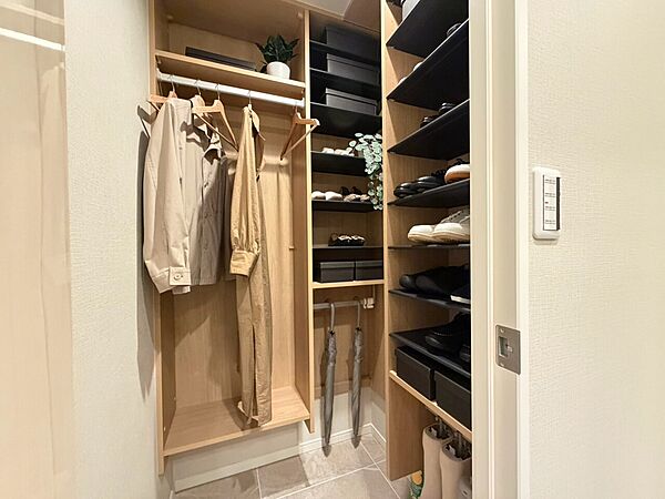 家電やスーツケース、ストック品など何でも片付く嬉しい空間です。