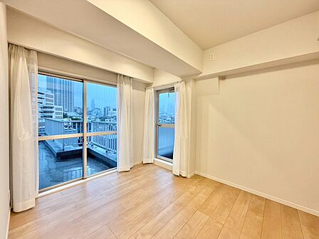 清かで艶やかな時間をもたらしてくれる室内です。