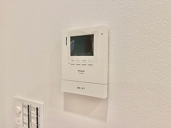 誰が来てもわかる様にモニター付きインターホンを設置。