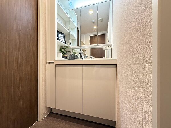 清潔感を感じられる洗面化粧台。
