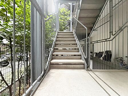 共用部の階段です。明るく清潔に管理されています。