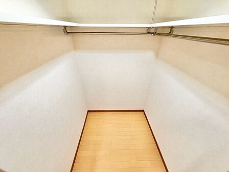 収納スペースが付いていて、お部屋を広く使っていただけます。
