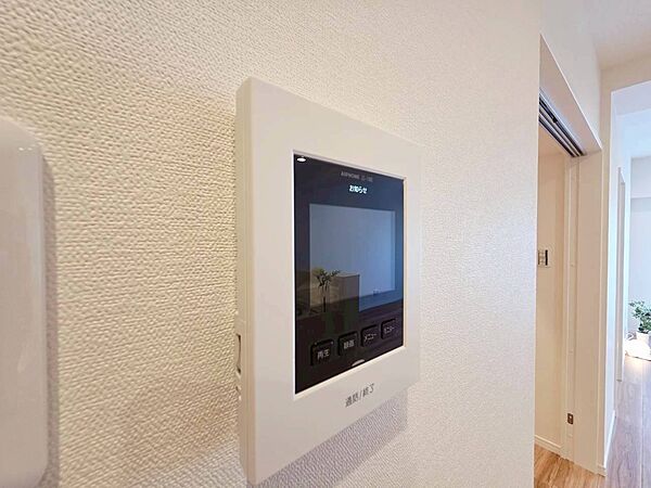 誰が来てもわかる様にモニター付きインターホンを設置。