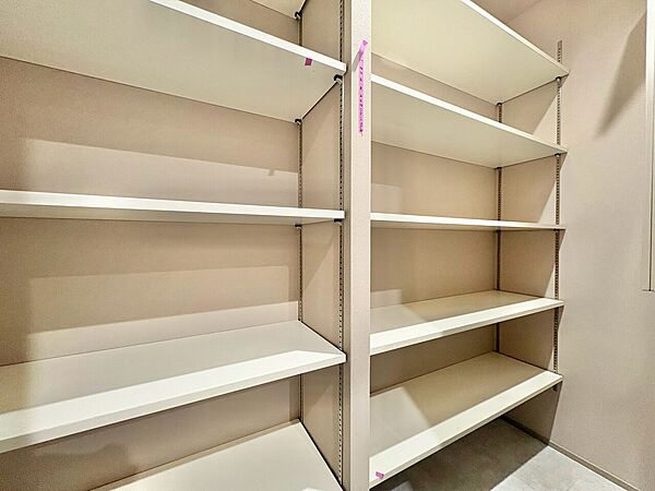 家電やスーツケース、ストック品など何でも片付く嬉しい空間です。