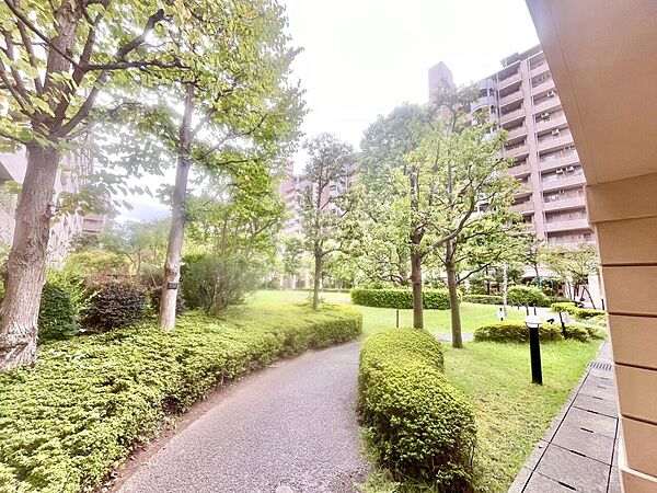 マンションの敷地内には、中庭もございます。
