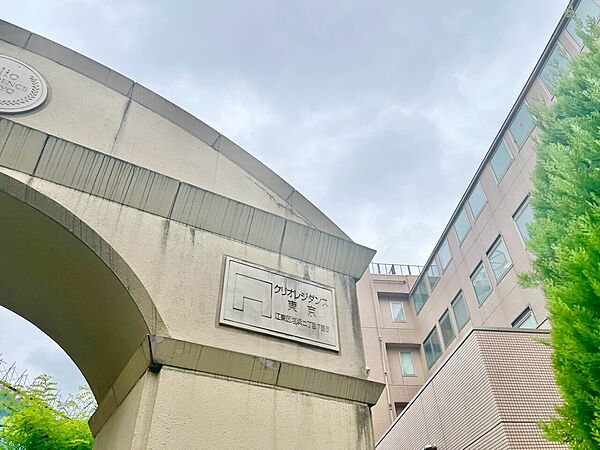 スタイリッシュなエンブレム。お洒落なマンションは入り口から。