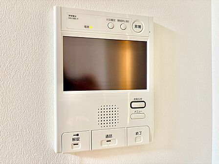 誰が来てもわかる様にモニター付きインターホンを設置。