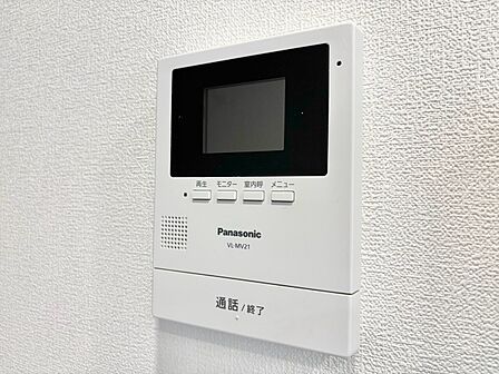 誰が来てもわかる様にモニター付きインターホンを設置。