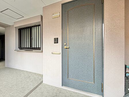 清潔感のある落ち着いた雰囲気の玄関です。