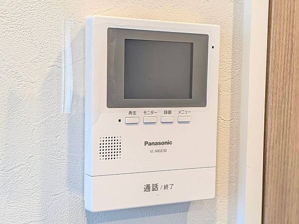 誰が来てもわかる様にモニター付きインターホンを設置。