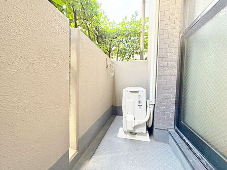 朝の澄んだ空気や、夕方に吹く清々しい風を感じられるバルコニー。