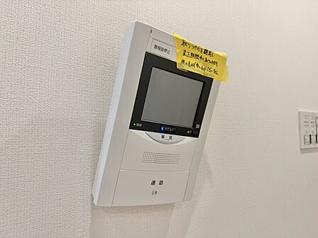 誰が来てもわかる様にモニター付きインターホンを設置。