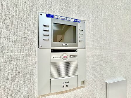 誰が来てもわかる様にモニター付きインターホンを設置。