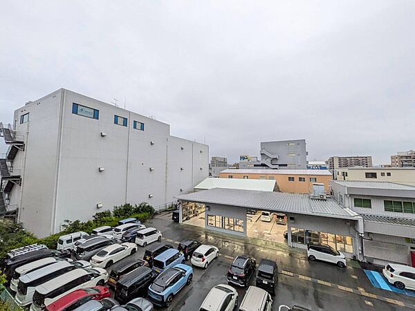 陽当たり・通風・開放感に恵まれた環境です。